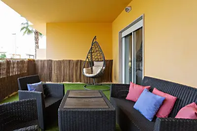 Image de Appartement moderne avec accès à la piscine!