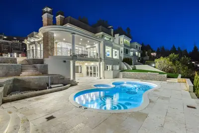 Image de Luxurious French Style Mansion