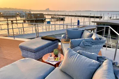 Image de Bateau \"Hausboot Inkl Motorboot, Ostsee\" avec vue sur mer, terrasse privée et Wi-Fi.