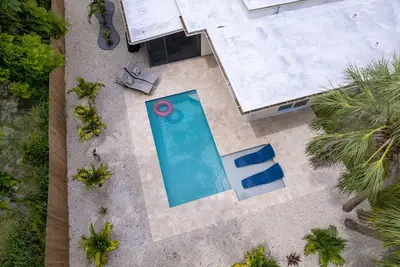 Image de 5bdr newly remodeled house, heated pool & minutes to Siesta Key beach!