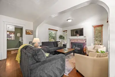 Image de North End Charm: Cozy Fam Friendly Cottage with Fireplace and Dog-Friendly Fenced Yard!