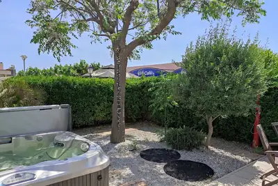 Image de Appartement Climatisé, Jardin et Jacuzzi, 2 Chambres, Garage Électrique, Proche Plage