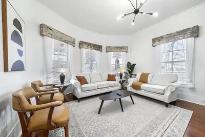 Image de Remodeled Historical Home in Downtown Warm Springs