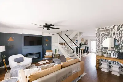 Image de Oasis on Osborn | Private HotTub & FirePit + Pool!