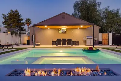 New! The Hoover House - Pool, Spa, Bbq, Fire Pit
