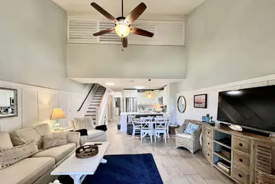 Image de Tastefully remodeled family vacation condo overlooking a peaceful lagoon.