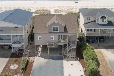 Image de Hobbs Realty - \"Paradise Cove\" Beautiful spacious oceanfront beach home with a saltwater pool