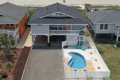 Image de Hobbs Realty - Enjoy a \"Reel Carolina Cottage\" in this freshly updated home with a private pool!