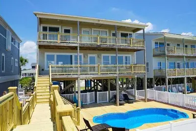 Image de Hobbs Realty - \"Salty Kisses\" is a beautiful oceanfront home with a private pool.