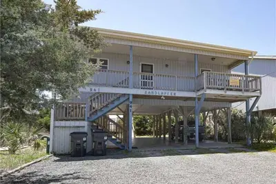 Image de Hobbs Realty - The \"Sandlapper\" is an oceanfront home with two living areas and handicap ramps.