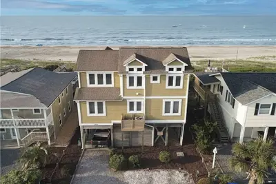 Image de Hobbs Realty - Play in the \"Sand 'n Surf\" in this beachfront home with a private pool and more!