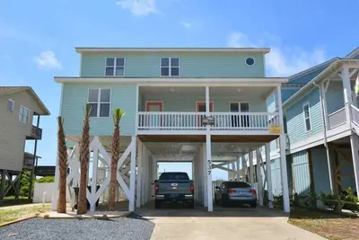 Image de Hobbs Realty - Unwind in \"Sea Salt, \" a gorgeous oceanfront home with a private heated pool.