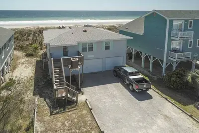 Image de Collect \"Seabiscuits\" while staying in this oceanfront beach home with beautiful views!