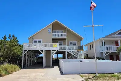 Image de Hobbs Realty - “Signals” | Oceanfront Pet-Friendly Home w/ Private Pool & Beds Made