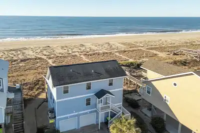 Image de Hobbs Realty - \"Sweet Tea By the Sea\" is a spectacular oceanfront home with two living areas.