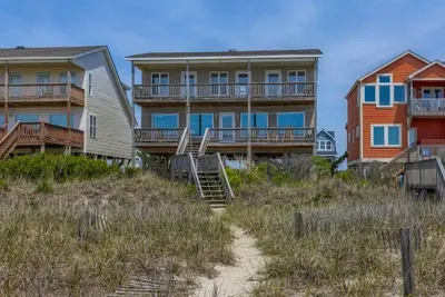 Image de Hobbs Realty - “Southern Exposure” | Spectacular Oceanfront Home w/ 2 Living Areas & Open Floor Plan
