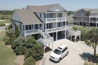 Image de Hobbs Realty - Bring the whole family to \"Summer Manor\" a duplex with close beach access!