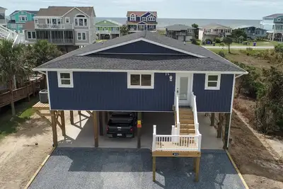 Image de Hobbs Realty - Have \"Reel Good Times\" in this dream home with a private heatable swimming pool!