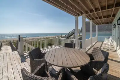 Image de Hobbs Realty - Oceanfront Dog Friendly Home w/Heated Pool & Two Living Areas