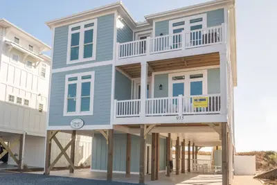 Image de Hobbs Realty - “SEAbatical” | Oceanfront Home w/ Private Pool, Elevator & Media Room