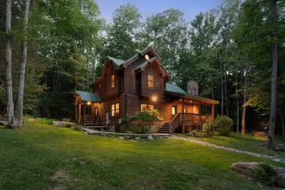 Image de Jamesons Cabin! 8 Minutes to Wisp! Hot Tub! Fire Pit! Arcade! Pets! Ev Charger!