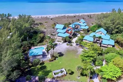 Image de Beachfront, It’s a Shore Thing! 2 Br/2Bath Retreat with spectacular Gulf views! \n