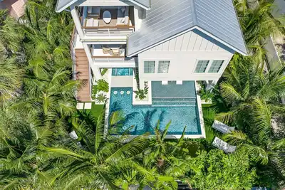 Image de Luxury home with Pool and Spa, Rooftop deck, Water views, Golf cart, and Bikes!