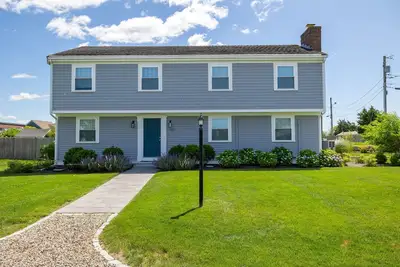 Image de 5 bed, 2. 5 bath home, 5 minute walk to the beach