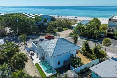 Image de Heron Heaven - 3 bedroom private pool home across street from beach - By Island