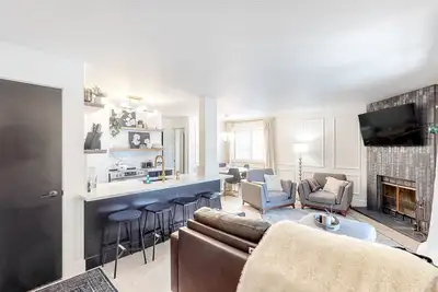 Image de Stylish, lake view condo with fireplace & amazing location - walk to lake & town