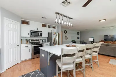 Image de Private Home w Reserved Parking & Carport Built for Fun Gatherings