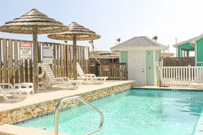 Image de Pet-Friendly Condo w/ Pool, Private Patio, Washer & Dryer + Work Space!