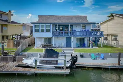 Image de Estes Oasis! Canal front home with private lighted dock! Views! Foosball game