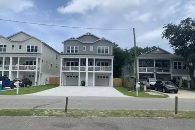 Image de Spacious 4 bedroom townhome short bike ride from the beach