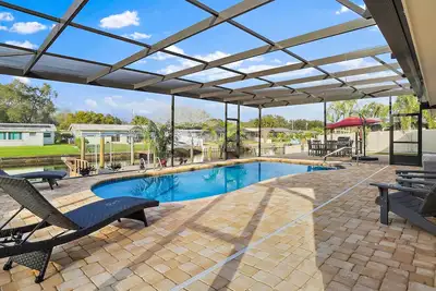 Image de Serenity by the Bay Waterfront Heated Pool is an option. Boat Lift With Kayak