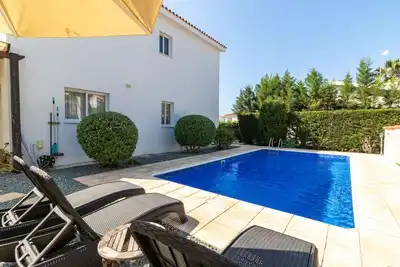 Image de Villa avec piscine en bord de mer! RÉDUCTION Du Prix Quotidien !