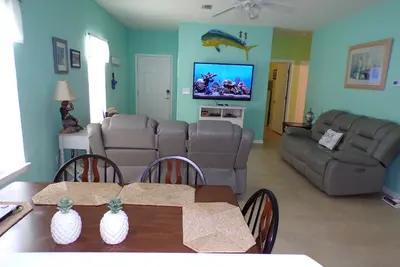 Image de Roomy 2 bed 2 bath just minutes from the Wharf, and the beach!