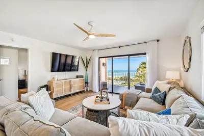 Image de ☀️Renovated 𝐵𝐸𝐴𝐶𝐻𝐹𝑅𝑂𝑁𝑇 condo with Resort Style Amenities☀️
