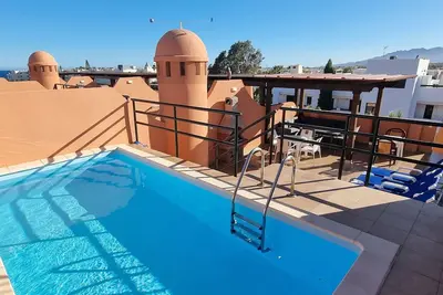 Image de Penthouse, 2 chambres, piscine privée en solarium et barbecue. 60m de plage. WiFi