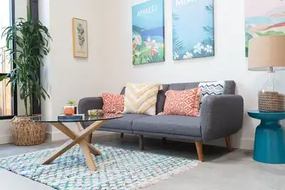 Image de Bright + Modern Oc Loft Getaway!