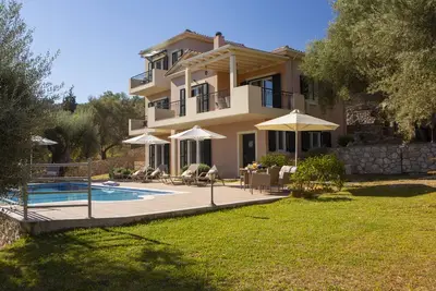 Image de Serene private villa with pool and panoramic seaviews