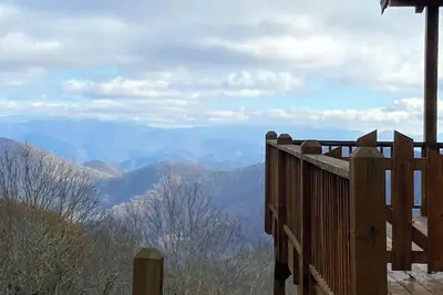 Image de Luxury cabin located at 5000 ft Stunning views & minutes from A. T. & ski slopes.