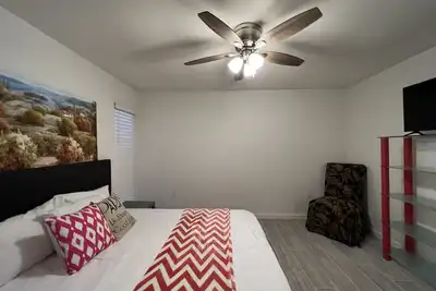 Image de Cozy home, recently remodeled, brand new appliances and furniture.