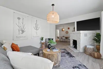 Image de 🌊 Well Appointed Home Steps from Pewaukee Lake + King Bed 🌊