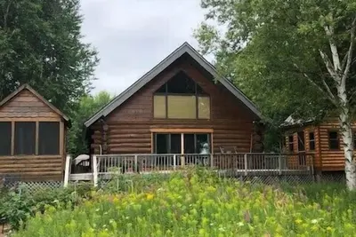 Image de Cabin on the Cove: Experience Spring's Magic on the Shores of Lake Superior