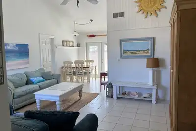 Image de Freshly remodeled, wonderfully located home in North Sarasota.