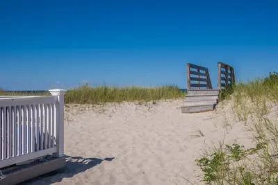Image de Cute cottage just 50 feet from East Sandwich Beach!