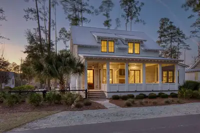 Image de Coastal chic comes to life in the heart of Moreland Village.
