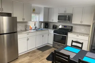 Image de Remodeled, cozy, pet friendly cabin near lakes