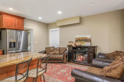 Image de 2 Bedroom Daylight Basement fully stocked